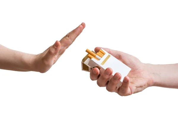 Arrêter de fumer concept. Hand rejette l'offre de cigarettes. Isolé sur fond blanc . — Photo