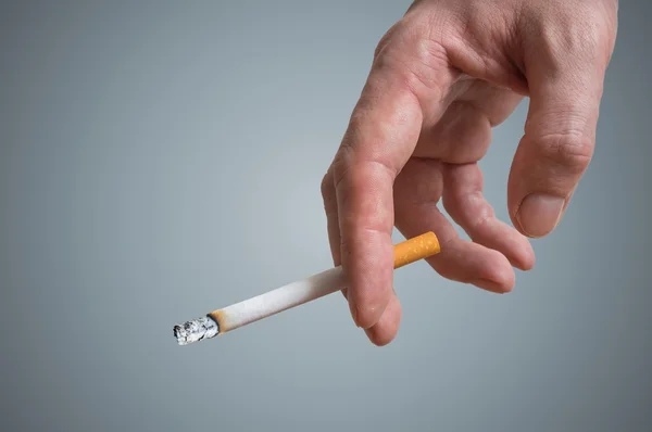 Homem (fumante) está segurando cigarro na mão . — Fotografia de Stock