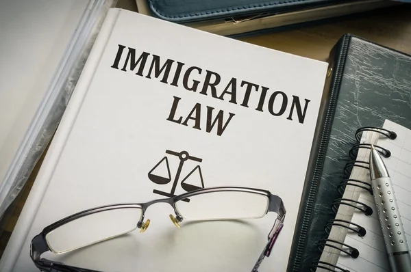 Livro de leis de imigração. Conceito de legislação e justiça . — Fotografia de Stock