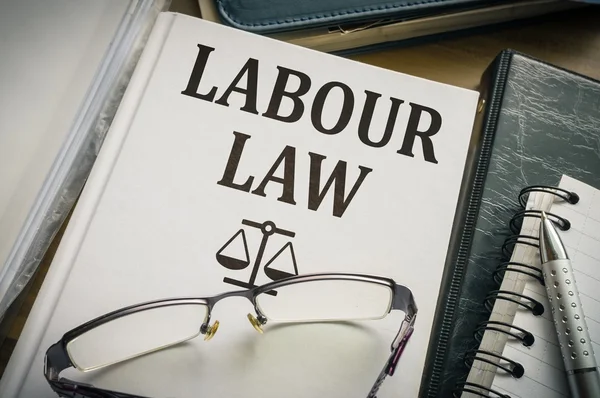 Livro de Direito do Trabalho ou do Trabalho. Conceito de legislação e justiça . — Fotografia de Stock