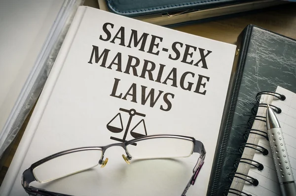 Homohuwelijk (homoseksuele partnerschap) wetten boek. — Stockfoto