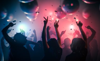 Genç mutlu insanlar kulüpte dans ediyor. Gece hayatı ve disko konsepti