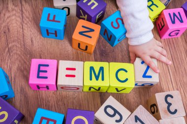 Yüksek IQ dahi bebek küpleri ile oynama ve formülleri yazma