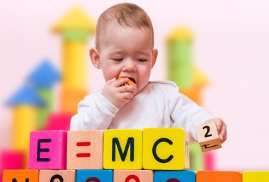 Yüksek IQ dahi bebek küpleri ile oynama ve formülleri yazma