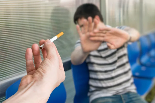 Man är att sluta röka och vägrar cigarett erbjudande. — Stockfoto