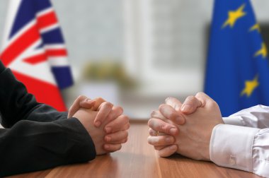 İngiltere ve Avrupa Birliği (Brexit) anlaşması. Devlet adamı veya politikacılar sıktı elleri ile.