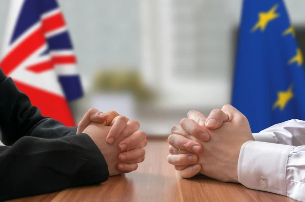 Negociação da Grã-Bretanha e da União Europeia (Brexit). estadista ou políticos com as mãos apertadas . — Fotografia de Stock