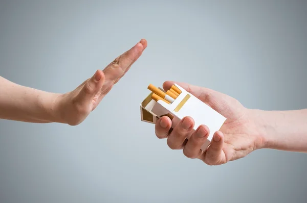 Sluta röka koncept. Hand vägrar cigarett erbjudande. — Stockfoto