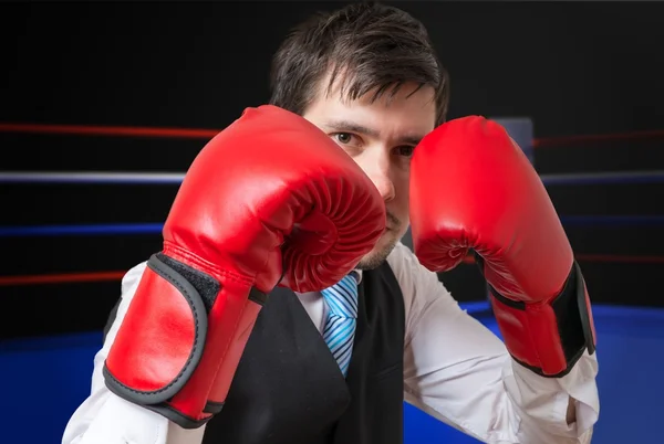 El hombre de negocios está boxeando y luchando en el ring . —  Fotos de Stock