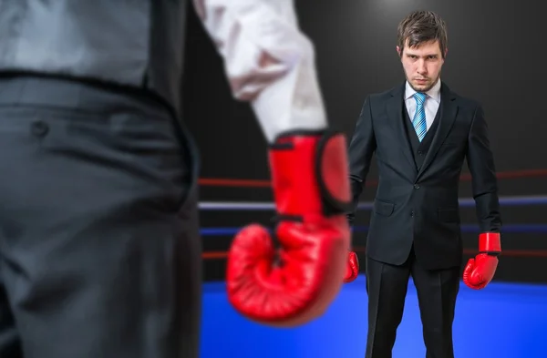 Empresario está peleando con su jefe en el ring de boxeo . —  Fotos de Stock