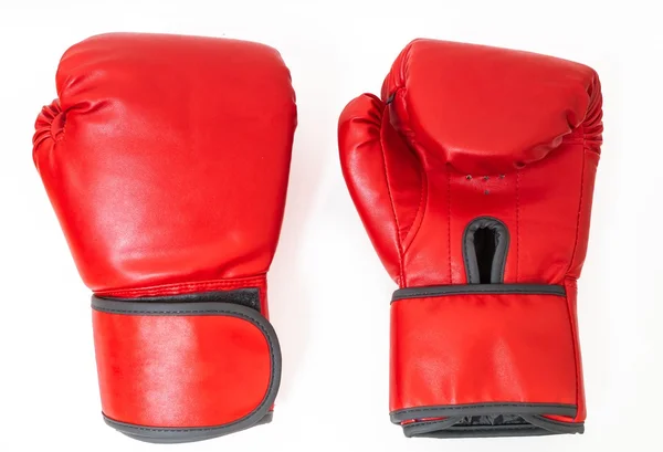 Par de guantes de boxeo rojos aislados sobre fondo blanco . —  Fotos de Stock