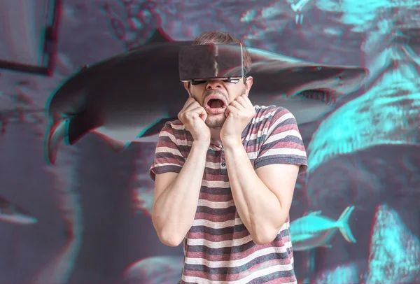 3D simülasyon kavramı. Adam sanal gerçeklik kulaklık giyiyor ve Köpekbalıklarından su altında korkuttu. — Stok fotoğraf