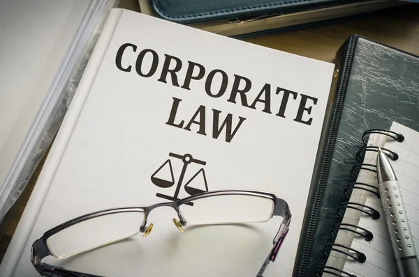 Livro de Direito Corporativo. Conceito de justiça e legislação . — Fotografia de Stock