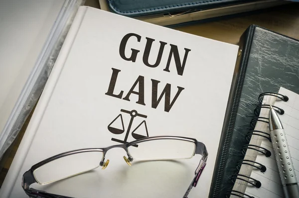 Livro de Direito das Armas. Conceito de justiça e legislação . — Fotografia de Stock