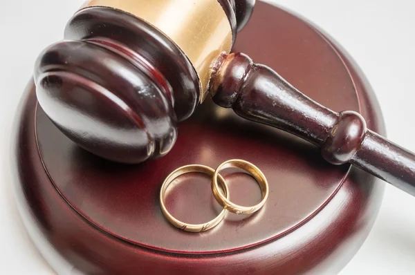Conceito de divórcio. Vista de perto no martelo e anéis de casamento . — Fotografia de Stock