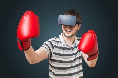 Genç adam video oyun oynuyor ve 3d sanal gerçeklik mezartaşı ile boks.