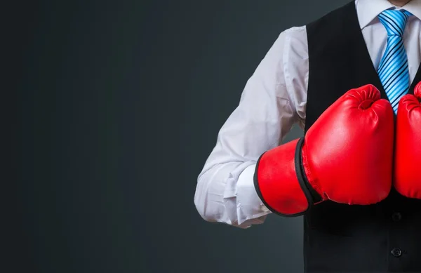 Boxeo manager con guantes rojos sobre fondo negro . —  Fotos de Stock