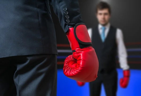 Empresario con guantes de boxeo rojo está boxeando en el ring con su jefe —  Fotos de Stock