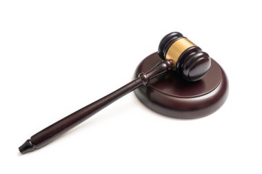 Beyaz arka plan üzerinde izole tahta tokmak. Hukuk, adalet ve Müzayede kavramı.