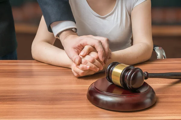 Advogado ou advogado defende mulher inocente acusada. Conceito de assistência jurídica e assistência . — Fotografia de Stock