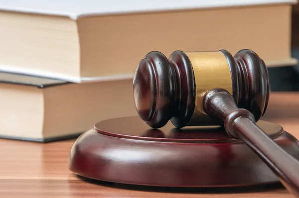 Wooden gavel and books in background. Law and justice concept. — Stock Photo, Image