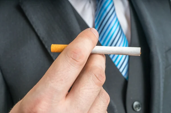 Homem segura cigarro de tabaco na mão . — Fotografia de Stock