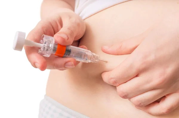 IVF och artificiell insemination koncept. Kvinnan injicera hormoner till mage med spruta. — Stockfoto
