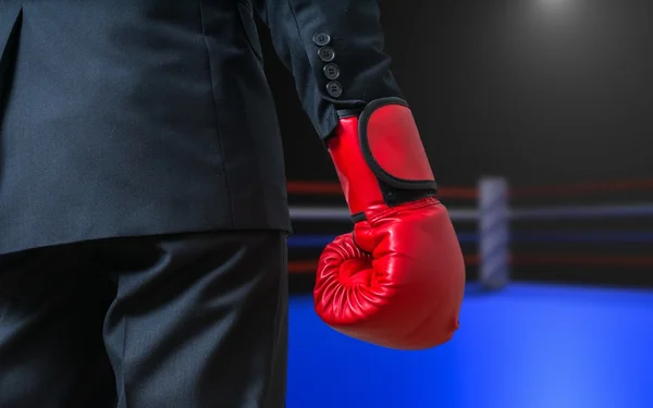 Mano de hombre de negocios de boxeo con guante rojo en anillo de caja . —  Fotos de Stock