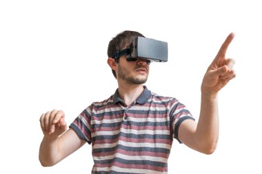 Adam 3d sanal gerçeklik kulaklık giyiyor. Beyaz arka plan üzerinde izole