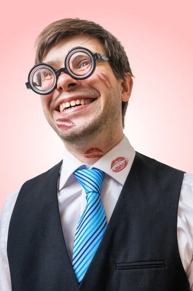 Porträtt av kysste rolig nörd eller geek med många läppstift Kyssar på hans ansikte. — Stockfoto