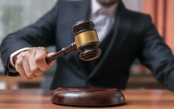 Auctioneer is hitting with gavel. Auction and Justice concept. — Stock Photo, Image