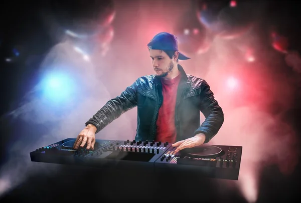 DJ (Disk Jockey) микширует музыку в ночном клубе . — стоковое фото