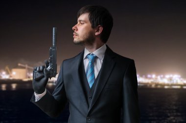 Ajan veya hitman tabanca susturucu ile geceleri elinde tutar..