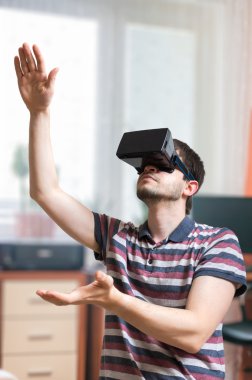 Adam sanal gerçeklik kulaklık giyiyor.