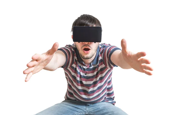 Чоловік носить 3D гарнітуру віртуальної реальності. Ізольовані на білому тлі — стокове фото