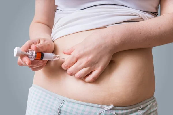 Patient is injecting insulin injection to belly with syringe. Diabetes concept. — Stock Photo, Image