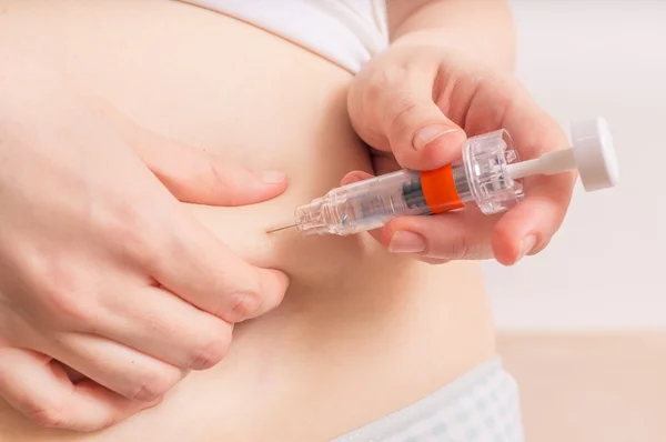 Woman is injecting hormones to belly with syringe. IVF concept. — Stock Photo, Image