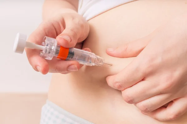 Diabetes and glycemia concept. Patient is injecting insulin injection to belly with syringe. — Stock Photo, Image