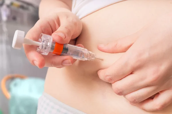 Diabetes and glycemia concept. Patient is injecting insulin injection to belly with syringe. — Stock Photo, Image