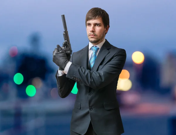 Agente con arma o pistola en las manos al atardecer . — Foto de Stock