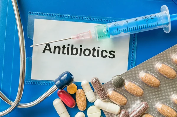 Antibiotika-Konzept. viele Pillen, Spritzen und Stethoskop herum. — Stockfoto