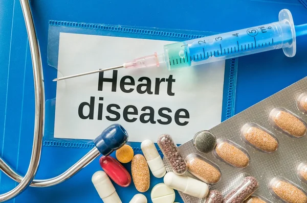 Hjärtsjukdom koncept. En massa piller, spruta och stetoskop runt. — Stockfoto