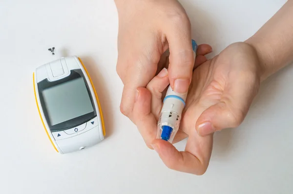 Diyabetik hasta glucometer ile kanda glikoz düzeyini ölçüyor — Stok fotoğraf