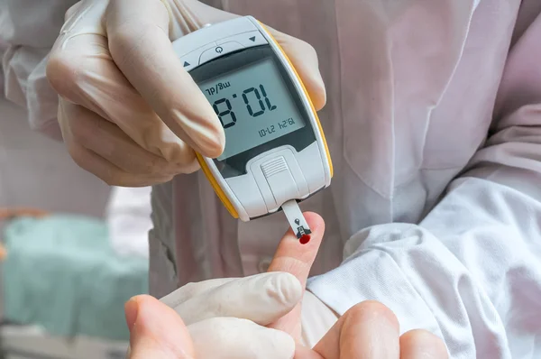 Concepto de diabetes. El médico está monitoreando el nivel de glucosa en sangre del paciente diabético . —  Fotos de Stock