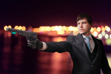 Hitman veya gizli ajan gece tabanca ile hedefliyor.