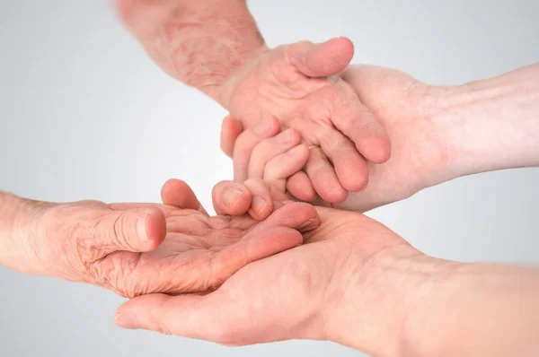 Starsza Lub Starsza Koncepcja Pomocy Młody Mężczyzna Trzyma Ręce Starszą — Zdjęcie stockowe