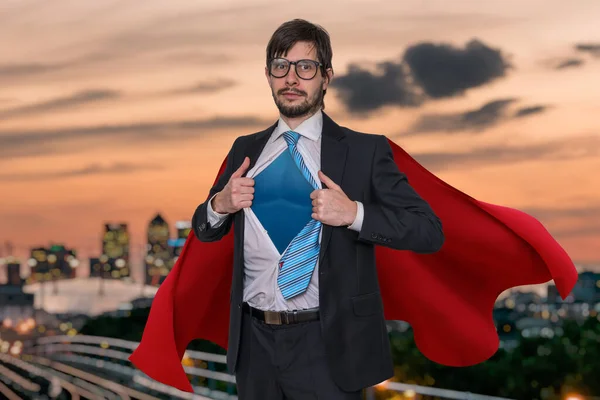 Affärsman Kostym Som Superhjälte Öppnar Sin Skjorta Stad Bakgrunden — Stockfoto