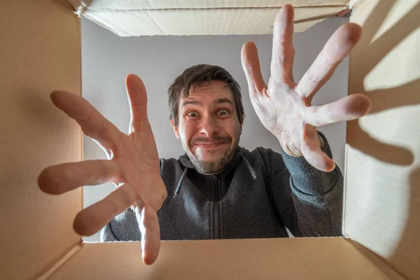 Mutlu Şaşırmış Bir Adam Hediyesini Açıyor Karton Kutunun Içine Bakıyor — Stok fotoğraf