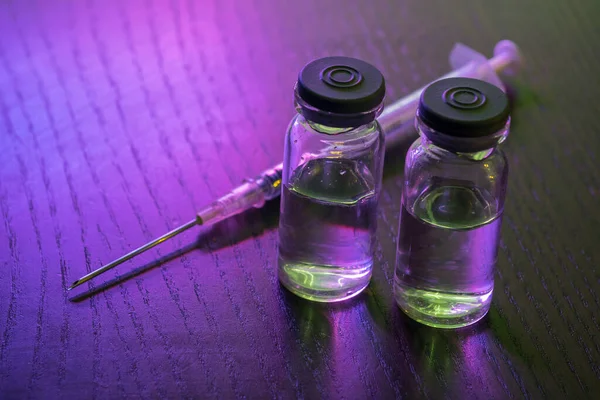木桌上的疫苗瓶和注射剂注射 疫苗接种和免疫概念 — 图库照片