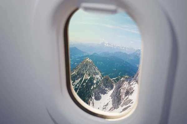 Vista Desde Ventana Del Avión Las Montañas Los Alpes — Foto de Stock